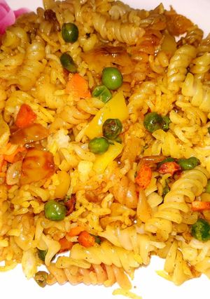 पास्ता वेजिटेवल मिक्स फ्राइड राइस (pasta vegetable mix fried rice recipe in Hindi) रेसिपी मुख्य फोटो