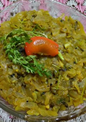 A picture of Bengali bottle gourd curry (Lau ghonto).