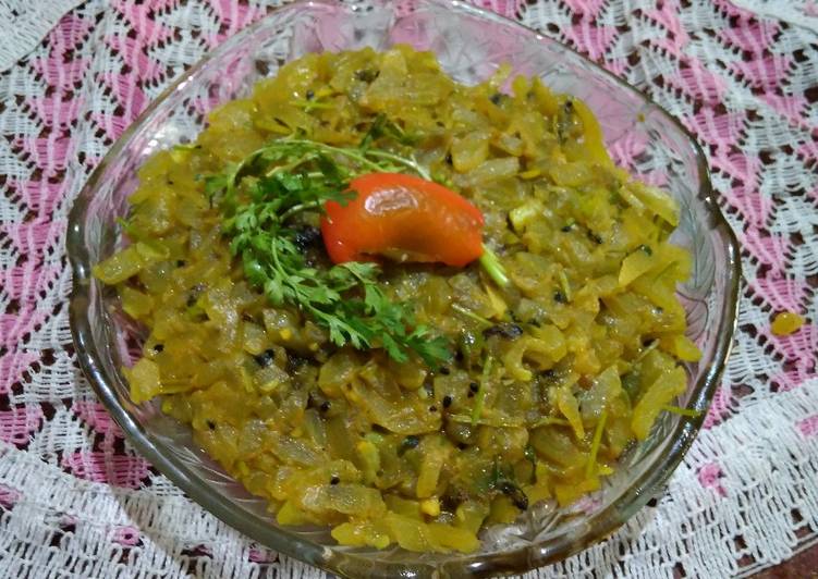 Recipe: Eating on a Dime Bengali bottle gourd curry (Lau   ghonto)