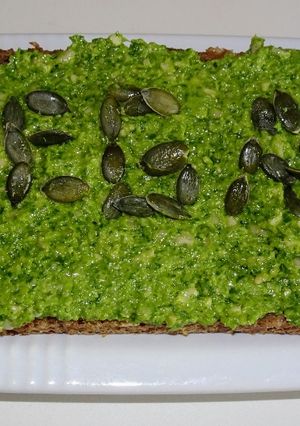 Une photo de Pesto de fanes de radis (vegan)