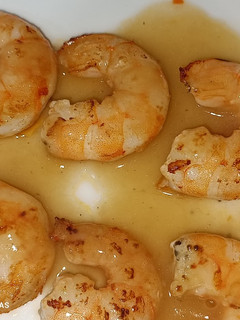 Una foto de Langostinos plancha en su propia salsa