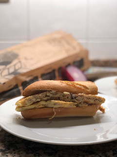Una foto de Bocadillo de tortilla de atún