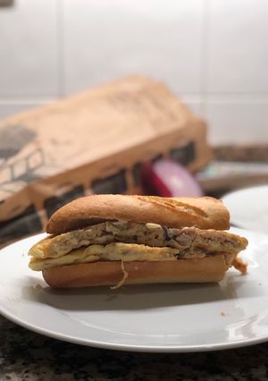 Foto principal de Bocadillo de tortilla de atún