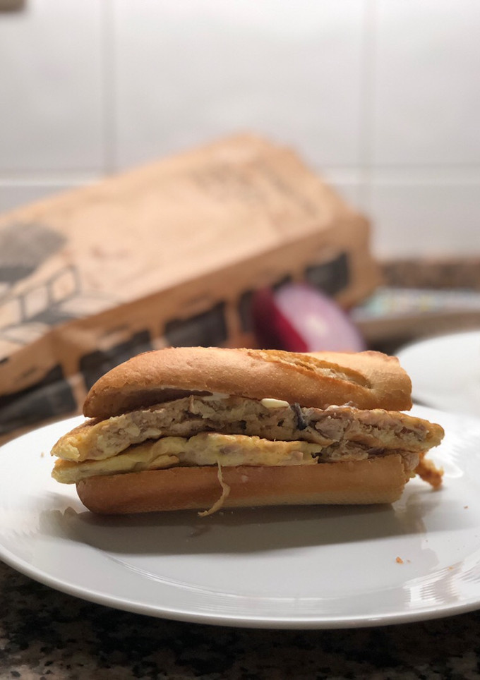 Una foto de Bocadillo de tortilla de atún