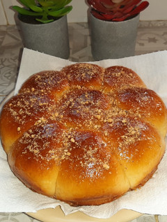Una foto de Bollitos rellenos en forma de colmena