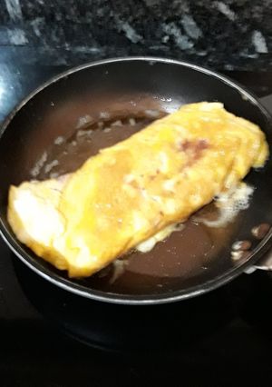 Foto principal de Tortilla a la francesa rellena de paté de aguacate con remolacha