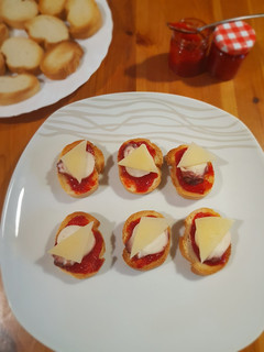 Una foto de Canapé de pulpo, pimiento confitado y queso manchego