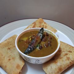 A picture of Chana veg with paratha.