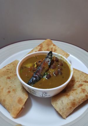 A picture of Chana veg with paratha.