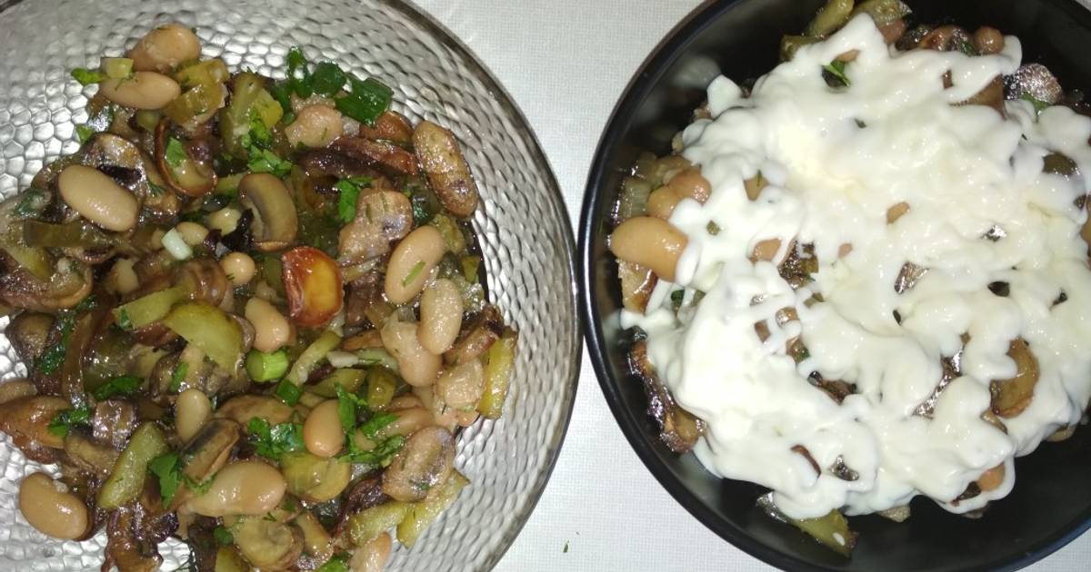Белые грибы с фасолью. Салат белый с фасолью грибами. Белая фасоль с грибами. Салатик с фасолью и грибами. Фасоль тушеная с грибами.