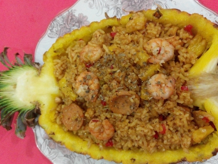 Wajib coba! Resep membuat Nasi goreng Seafood Nanas dijamin spesial