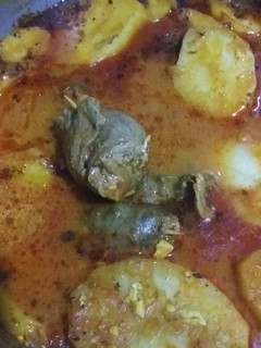 Una foto de Niño envuelto de carne con jamón y queso