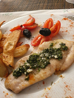 Una foto de Lomito de atún a la provenzal con patatas a la sal y romero
