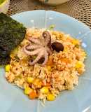 Cơm cá hồi nấu gọn trong nồi cơm điện