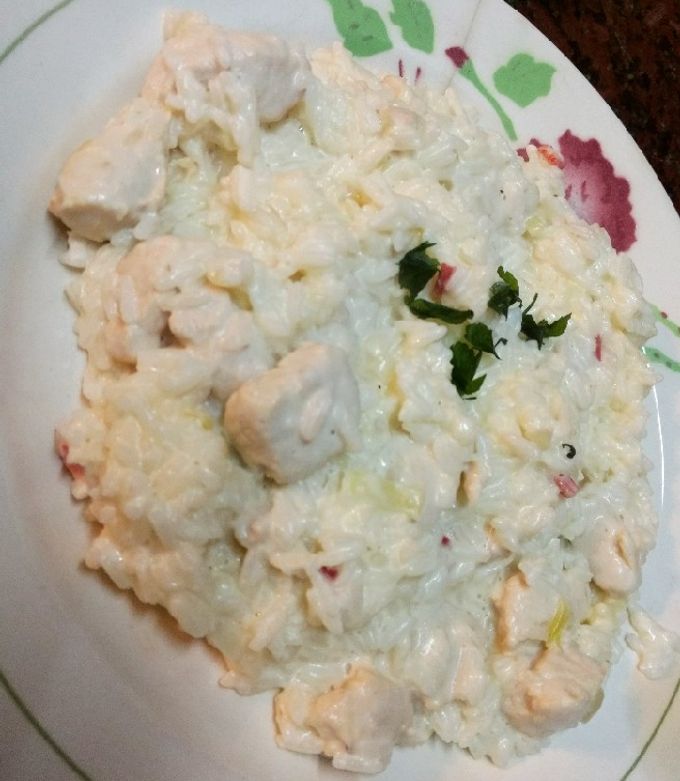 Una foto de Arroz con pollo a la crema‼️