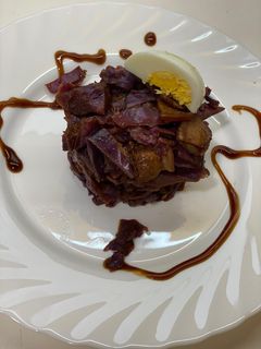 Una foto de Lombarda con panceta y cebolla caramelizada, piñones, pasas Jolie