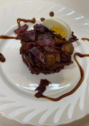 Una foto de Lombarda con panceta y cebolla caramelizada, piñones, pasas Jolie