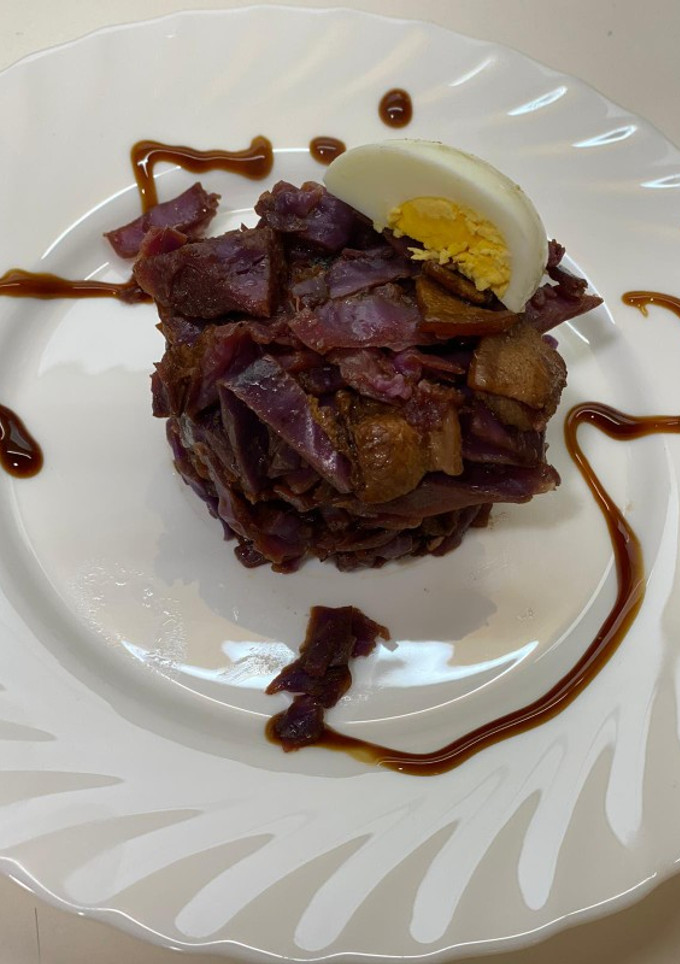 Una foto de Lombarda con panceta y cebolla caramelizada, piñones, pasas Jolie