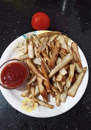स्वीट पोटैटो फ्रेंच फ्राई  रेसपी (Sweet potato french fry recipe in marathi) रेसिपी चे मुख्य फोटो 