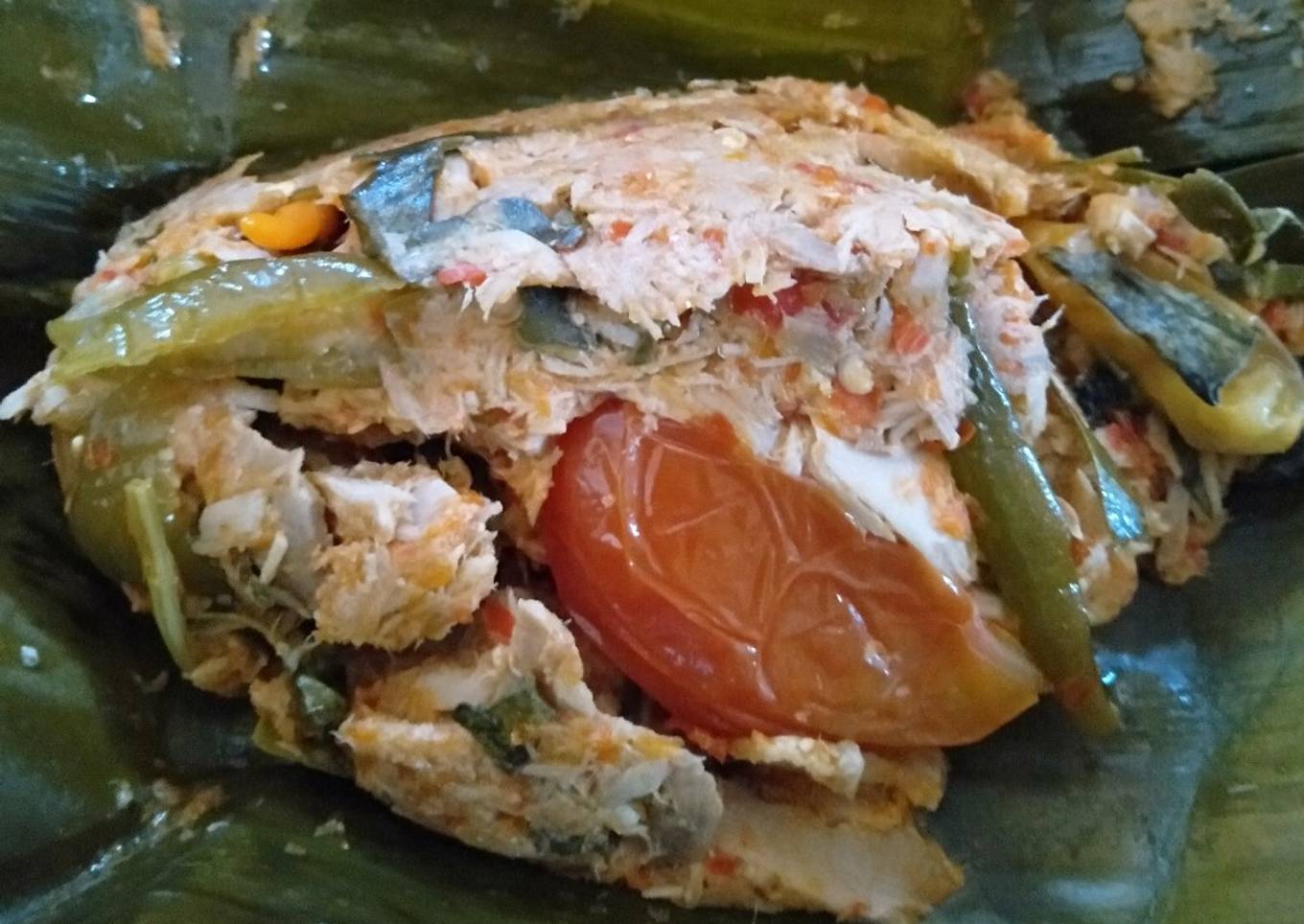 Botok ikan tuna (tuna kalengan)