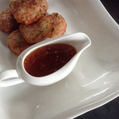 A picture of Crab cakes with sweet chilli sauce.