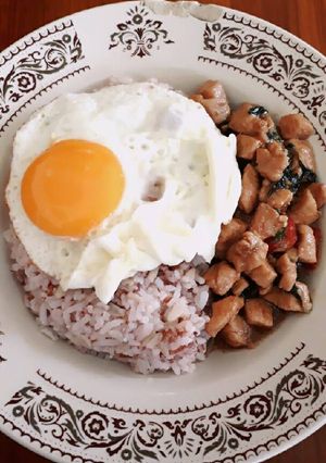 รูปของ กะเพราไก่ไข่ลาวา