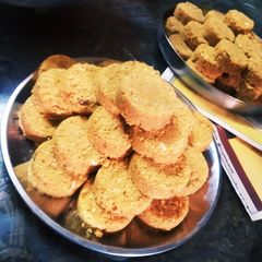 A picture of Aata dry fruits pinni.