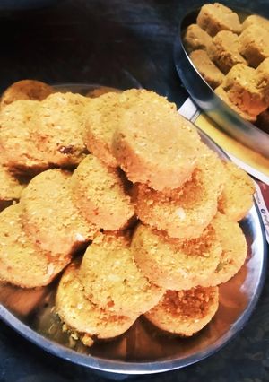 A picture of Aata dry fruits pinni.