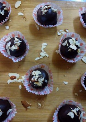 A picture of Khajur Walnut balls.