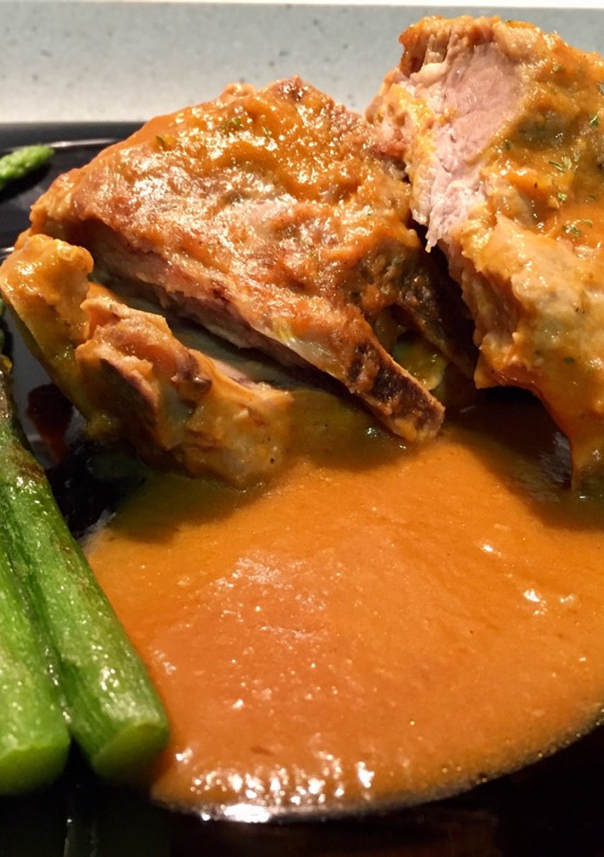 Una foto de Costillar de cerdo en salsa con espárragos