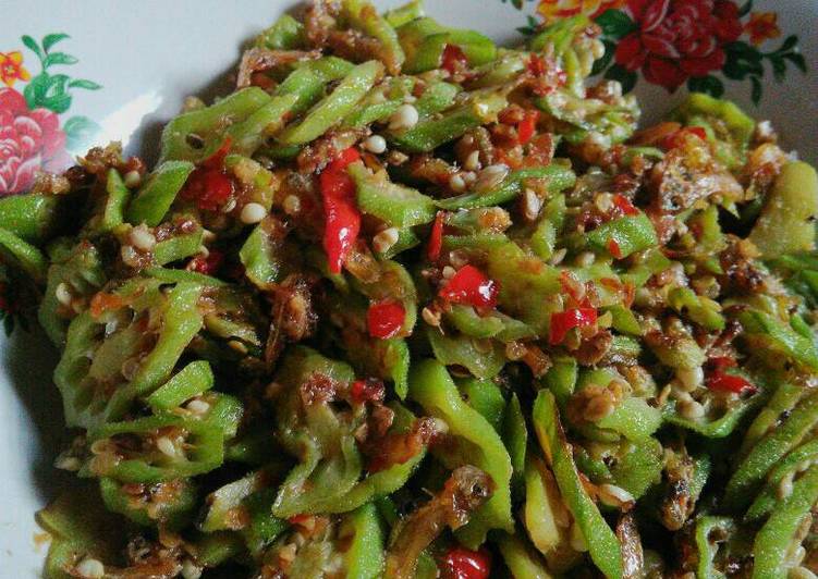 Langkah Mudah untuk meracik Tumis Okra dan Teri, Menggugah Selera
