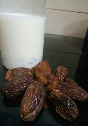 छुआरा मुनक्का दूध (chuhara munakka doodh recipe in Hindi) रेसिपी मुख्य फोटो