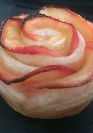 A picture of Apple puff pastry roses.