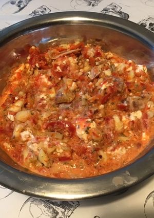 Une photo de Farce / sauce aux courgettes, poivrons, feta et jambon cru