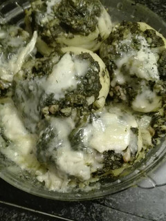 Una foto de Patatas rellenas de tilapia y panga con espinacas y queso de rulo de cabra