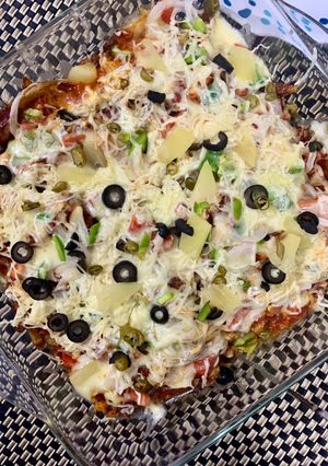 A picture of Hawaiian Tikka pizza fries in Microwave oven.