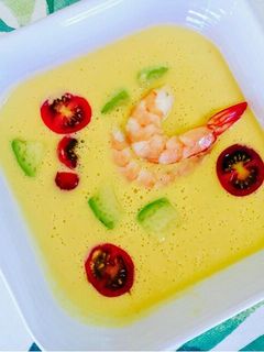 Una foto de Crema fría de maíz con langostinos
