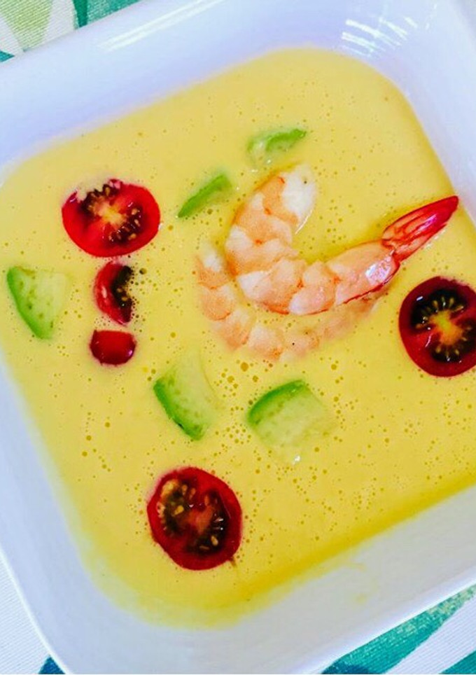 Una foto de Crema fría de maíz con langostinos