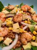 Ensalada con lentejas, aguacate y langostinos