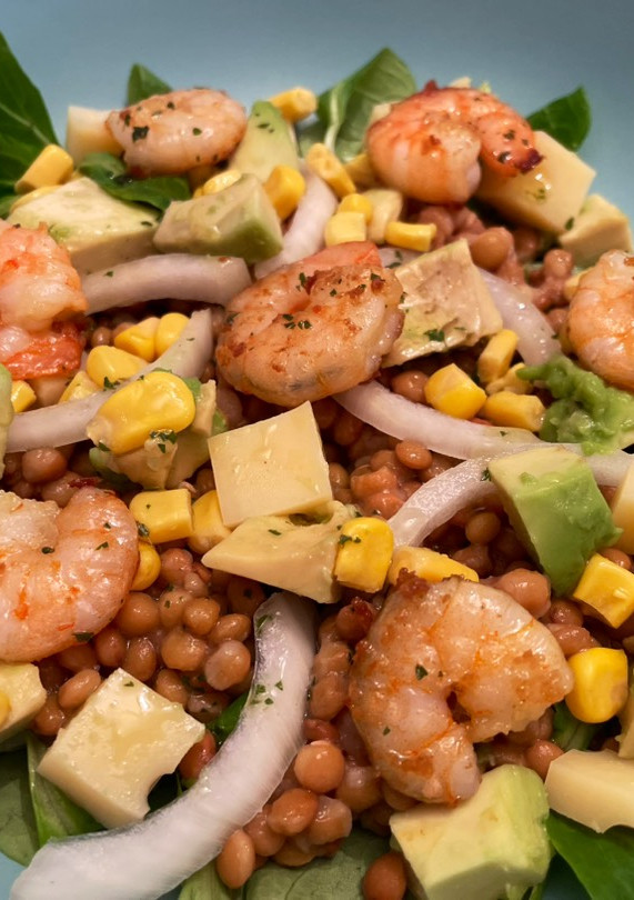 Una foto de Ensalada con lentejas, aguacate y langostinos