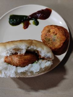 वडापाव (Vadapav Recipe In Marathi) रेसिपी चे मुख्य फोटो