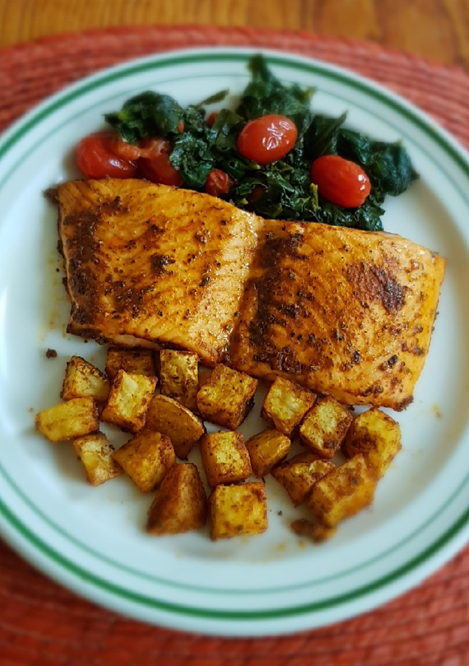 Una foto de Salmón especiado con papas en freidora de aire