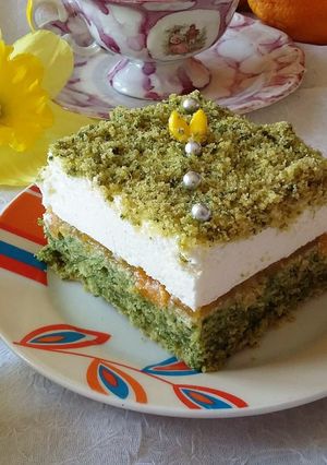 Zdjęcie przepisu Ciasto ze szpinakiem, z wkładką rabarbarową i pianką.