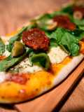 Pizza Naan de Rúcula y Tomates Secos
