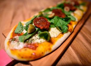 Una foto de Pizza Naan de Rúcula y Tomates Secos