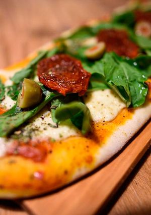 Una foto de Pizza Naan de Rúcula y Tomates Secos