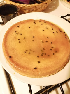 Una foto de Flan de queso y maracuyá