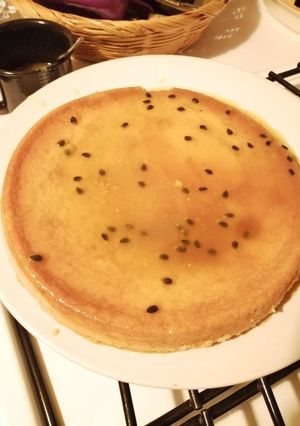 Una foto de Flan de queso y maracuyá