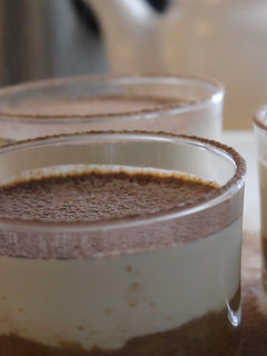 Una foto de 😉 Tiramisú fácil y saludable de tofu en 5 min - 👉 Recetas de Postres Veganos