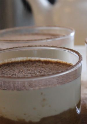 Una foto de 😉 Tiramisú fácil y saludable de tofu en 5 min - 👉 Recetas de Postres Veganos